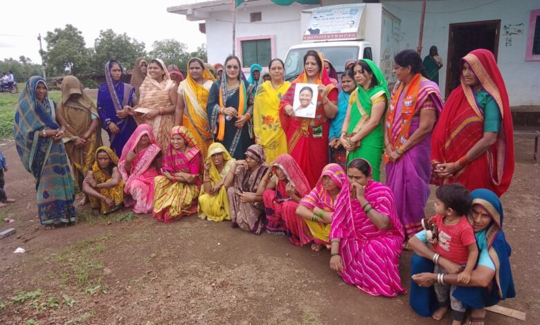 सेंधवा। द्रोपदी मुर्मू के राष्ट्रपति बनने पर महिला मोर्चा ने मनाया उत्साह 1 02 4