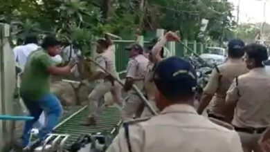 BJP प्रत्याशी को चप्पल से मारा, वोटिंग से रोकने पर महिलाओं ने कार को घेरा, जवाब में पुलिस ने दौड़ा-दौड़ाकर पीटा 1 0607 indore 2