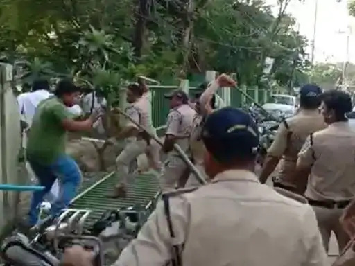 BJP प्रत्याशी को चप्पल से मारा, वोटिंग से रोकने पर महिलाओं ने कार को घेरा, जवाब में पुलिस ने दौड़ा-दौड़ाकर पीटा 1 0607 indore 2