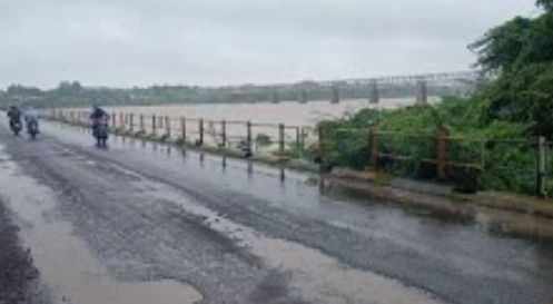 नर्मदा नदी पर बने मोरटक्का पुल पर हो ना जाए कोई हादसा, पुल पर हुए गड्ढे, रैलिंग भी हुई कमजोर 1 IMG 20220723 WA0015