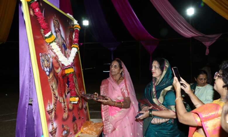 ओपन गरबा में महिलाओं संग नपाध्यक्ष ने खेला डांडिया 1 01
