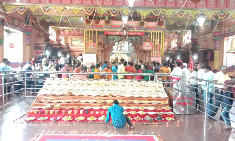 सेंधवा। मां बड़ी बिजासन को 156 पकवानों का भोग लगाकर बांटा अन्नकूट 1 IMG 20221029 130820 scaled 1