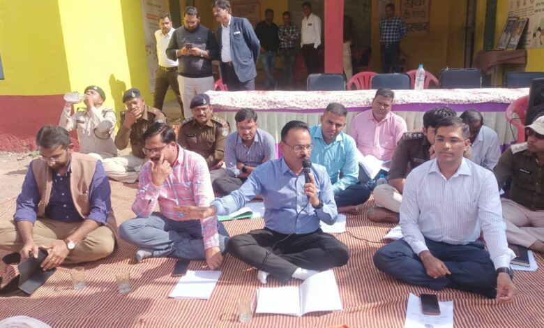 सेंधवा ग्राम सभा में जमीन पर बैठकर कलेक्टर एवं पुलिस अधीक्षक ने ग्रामीणों को जानकारी पेसा एक्ट की जानकारी 1 09