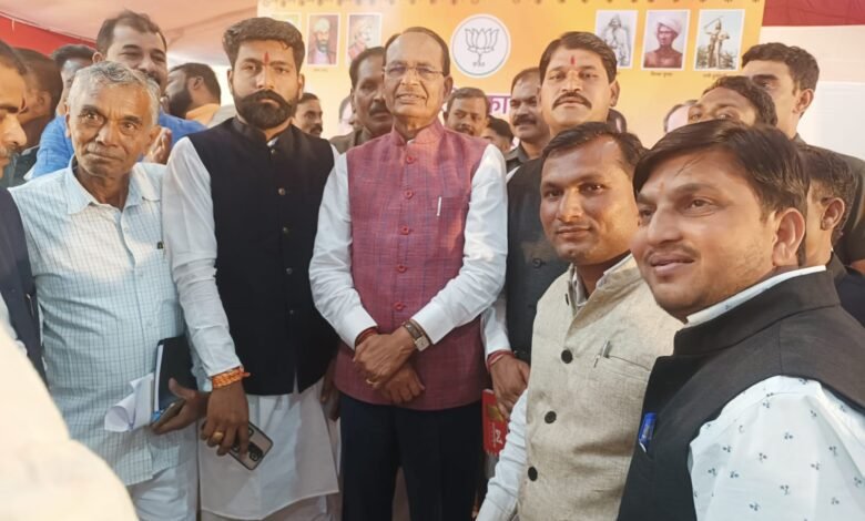 मुख्यमंत्री निवास पर जनजाति कार्यकर्ता मिलन समारोह में बड़वानी जनजाति मोर्चा जिलाध्यक्ष रैलास सैनानी भी सम्मितलित हुए।