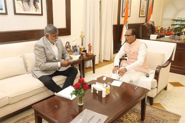 मुख्यमंत्री श्री चौहान से केन्द्रीय राज्य मंत्री श्री प्रहलाद पटेल ने सौजन्य भेंट की 1 cm 23 dec