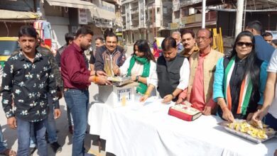 1673746051746 ASHIWAN JOSHI MITR MANDAL NE BANTE TIL GUAD KE LADDU