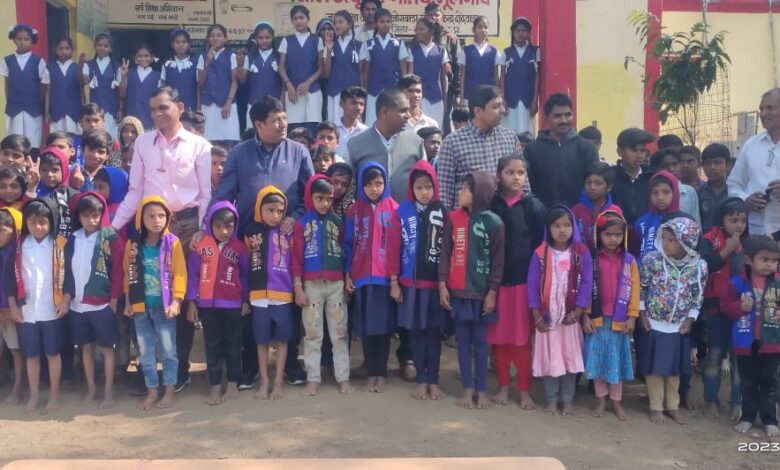 कमलादेवी हजारी ट्रस्ट द्वारा ने बच्चों को स्वेटर बांटे 1 IMG 20230103 WA0046 1