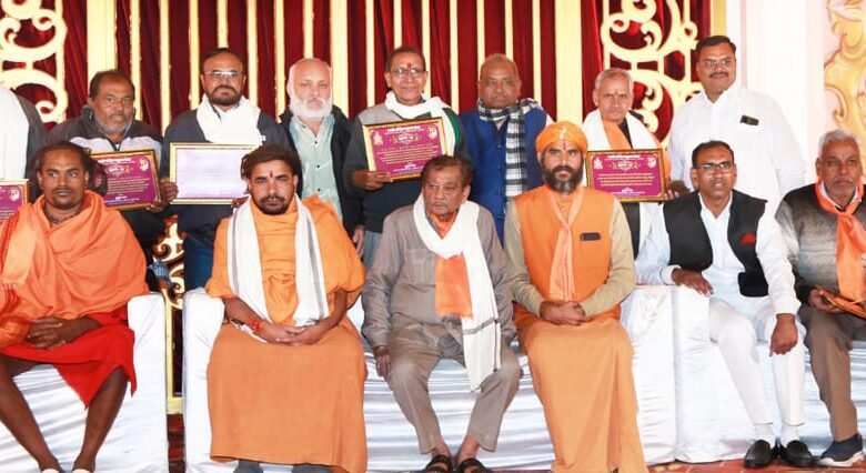अन्नकूट महोत्सव में चलित झांकी कमेटी और समाजसेवी हुए सम्मानित 1 WhatsApp Image 2023 01 10 at 4.34.39 PM