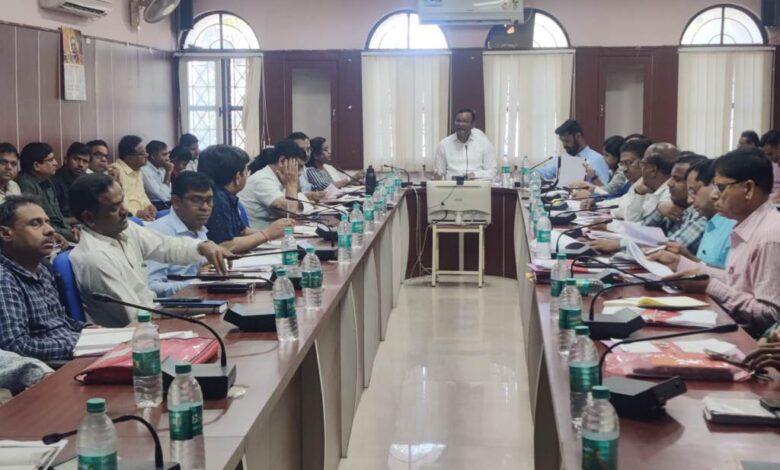 बड़वानी कलेक्टर ने समय सीमा बैठक के दौरान की शासकीय योजनाओं की समीक्षा, समय सीमा में निराकरण नही करने वाले अधिकारियो को शोकाज नोटिस एवं वेतन रोकने के भी निर्देश 1 06 1