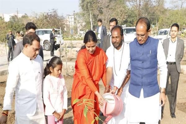 मुख्यमंत्री श्री चौहान के प्रतिदिन पौध-रोपण की गूँज लोकल से ग्लोबल स्तर तक 1 TN5 Bhopal180223035930