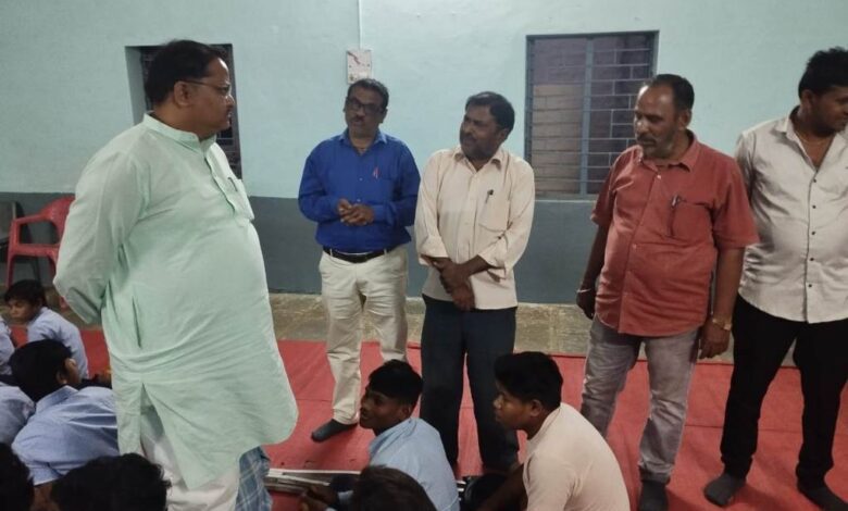 जिला पंचायत अध्यक्ष ने विकलांग सेवा ट्रस्ट झाकर किया निरीक्षण 1 03 1