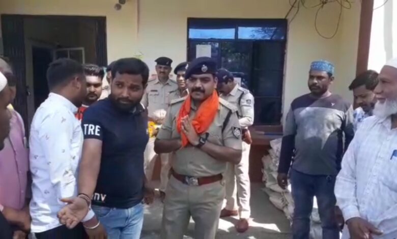 आगामी त्योहारों के मद्देनजर नवागत एसपी पहुंचे पलसूद ली दोनों समुदाय की बैठक। 1 IMG 20230329 170122