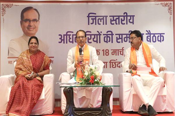 मुख्यमंत्री ने छिंदवाड़ा में केन्द्रीय गृह मंत्री शाह के प्रस्तावित कार्यक्रम के सभा स्थल का निरीक्षण किया 1 cm 18