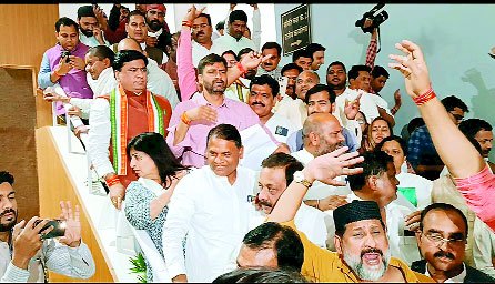भोपाल; जीतू पटवारी बजट सत्र के लिए निलंबित, सदन में जमकर हंगामा, कांग्रेस का प्रदर्शन, कई इलाकों में फोर्स तैनात 1 jitu p