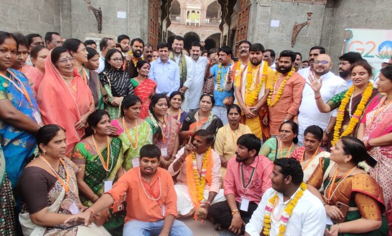 भारत दर्शन यात्रा के इंदौर पहुंचने पर मोगरे की माला एवं गुलाब की पंखुड़ियों से किया भव्य स्वागत 1 IMG 20230419 WA0040
