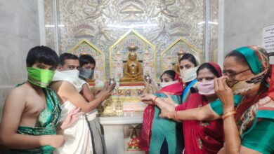 सेंधवा। अक्षय तृतीया पर भगवान आदिनाथजी का इक्षु रस से अभिषेक 3 IMG 20230422 WA0026