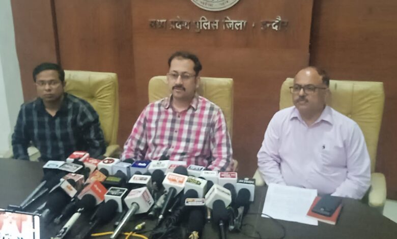 <em>बैंको के समान हुबहु दिखने वाली फर्जी वेबसाइट बनाने वाला 01 डेवलपर एवं 02 संचालक सहित कुल 03 आरोपी गिरफ्तार।</em> 1 IMG 20230706 WA0037