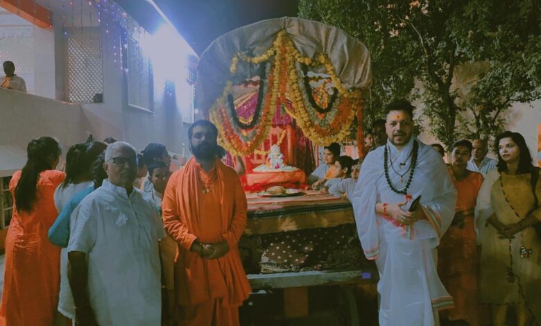 देवउठनी एकादशी पर शालिग्राम – तुलसी विवाह का दिव्य आयोजन , आतिशबाजी और भजनों के बीच हुए लग्न 1 IMG 20231123 WA0072