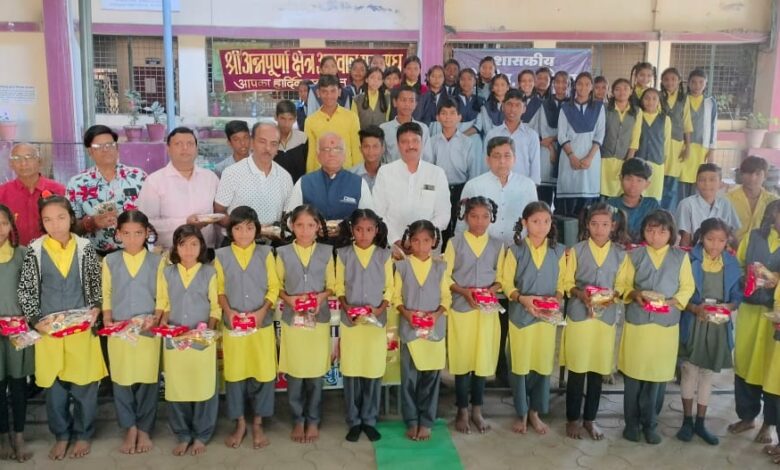 अग्रवाल समाज से जुड़े पदाधिकारियों ने भेंट किए आतिशबाजी एवं मिठाई सहित अन्य उपहार 1 SATRHIK DIWALI ATRI DEVI SCHOOL