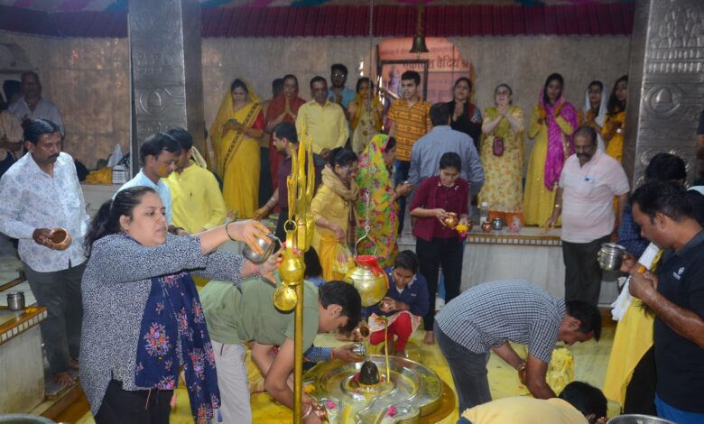 कांटाफोड़ मंदिर पर बन रही खस से निर्मित रामदरबार की झांकी –चार दिनी विवाह उत्सव शुरू 1 IMG 20240305 WA0026