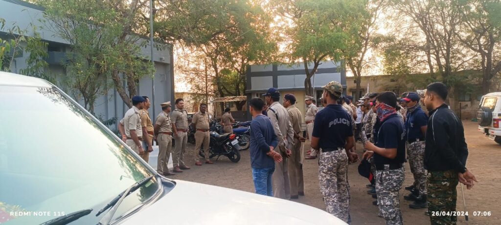 दो राज्यों के तीन जिलों के 100 पुलिसकर्मीयों की उमर्टी में संयुक्त दबिश, लंबे समय से फरार 2 कुख्यात आरोपी पकड़े 4 26badwani 03