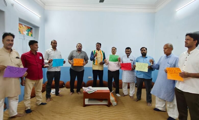 प्रदेश में बिगड़ती कानून व्यवस्था के विरोध में शहर कांग्रेस ने घंटी बजाओ पोल खोलो अभियान शुरू 1 IMG 20240402 WA0012