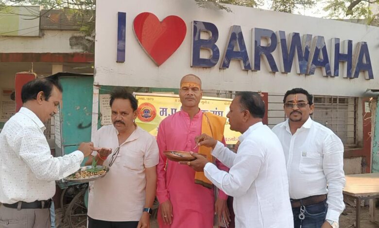 बड़वाह; हिन्दू नववर्ष पर नगरवासियों में दिखा उत्साह,ब्राह्मण समाज ने मुख्य चौराहा तो शिक्षक संघ ने जय स्तम्भ चौराहे पर तिलका लगाकर दी नए साल की बधाई 1 IMG 20240409 WA0009