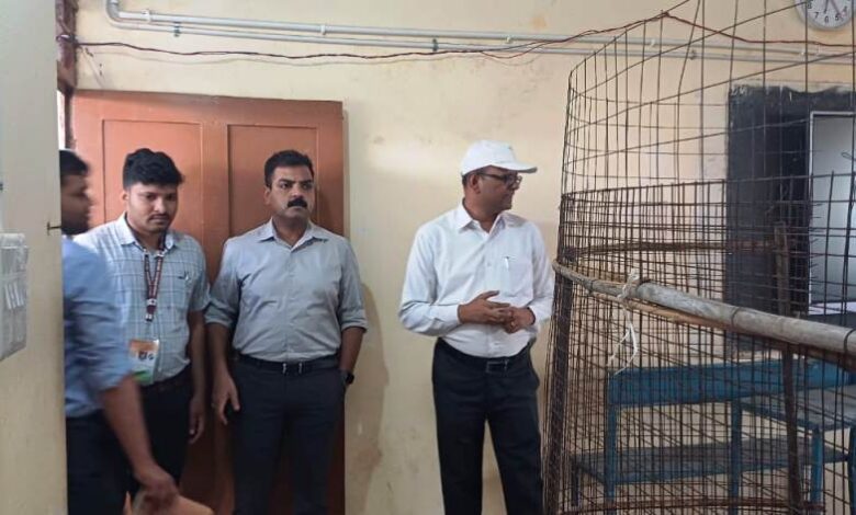 बड़वानी; मतगणना स्थल पर की जा रही तैयारियों का जिला निर्वाचन अधिकारी एवं पुलिस अधीक्षक ने किया निरीक्षण 1 08 3