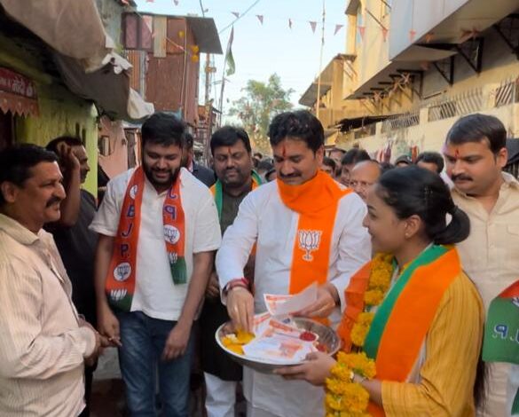 हाथों में पीले चावल,जुबा पर एक ही बात- मतदान जरूर करे 1 IMG 20240501 WA0009