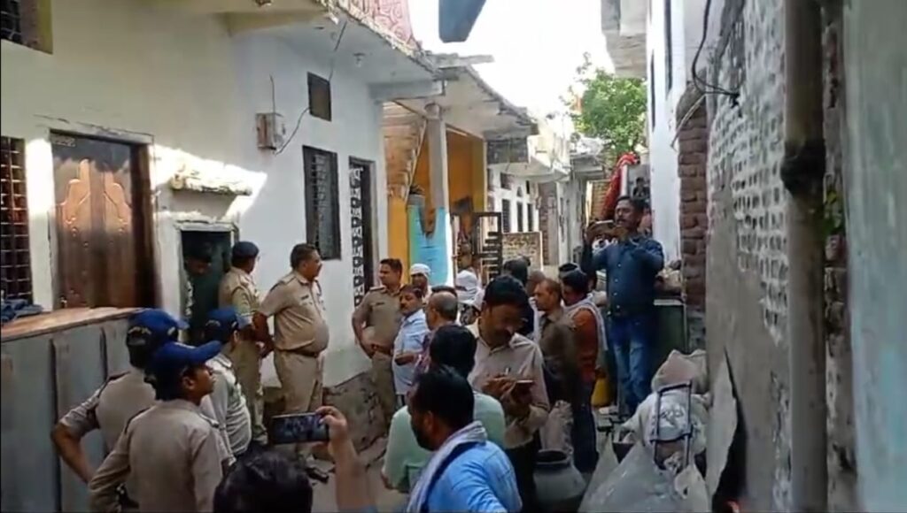 सेंधवा; 11 साल की नाबालिग से दुष्कर्म के आरोपी का मकान तोड़ा 2 WhatsApp Image 2024 05 23 at 19.33.14 d6203f1d e1716473343141