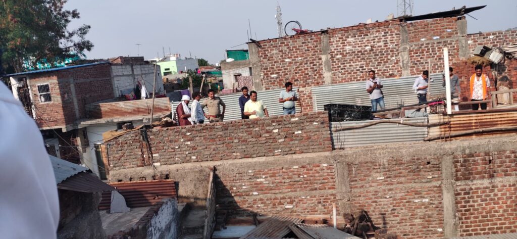 सेंधवा; 11 साल की नाबालिग से दुष्कर्म के आरोपी का मकान तोड़ा 4 WhatsApp Image 2024 05 23 at 19.33.45 f92c2257