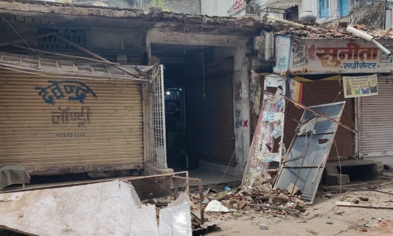 बड़वाह। सत्ती घाटे पर नपा के जर्जर मार्केट को खाली करवाने के दिए नोटिस...सुबह मार्केट की गैलरी बोर्ड के साथ गिरी थी नीचे... 1 IMG 20240625 WA0002