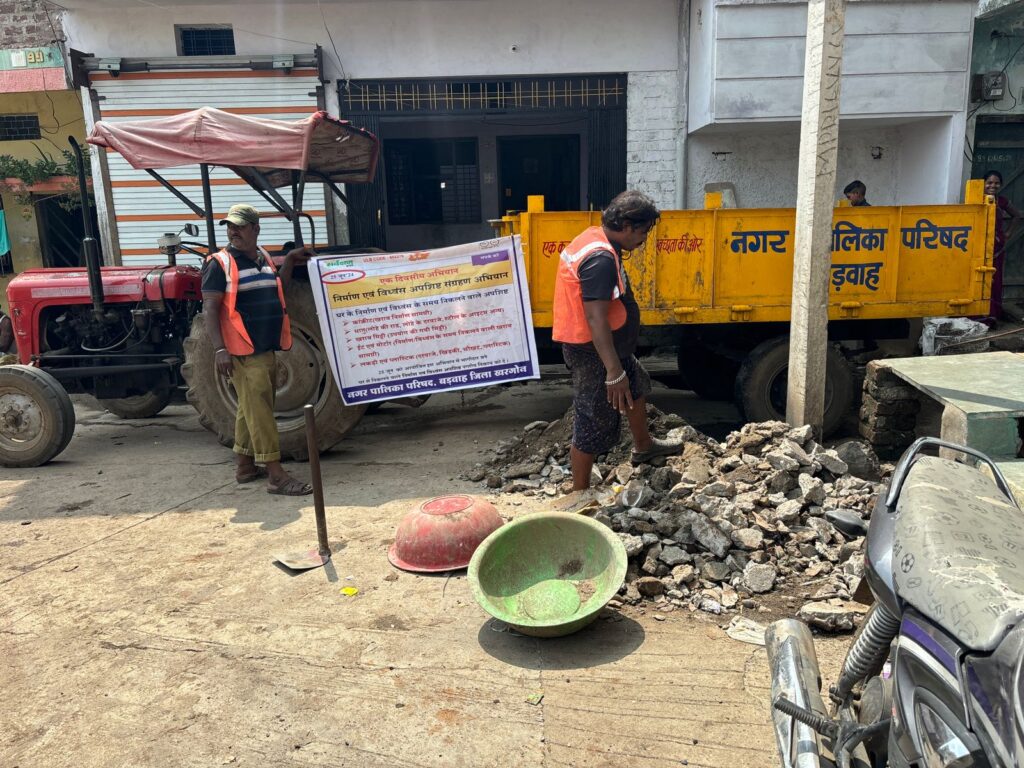 बड़वाह। सिंगल यूज प्लास्टिक का उपयोग करने वालो के बनाए चालान... 3 IMG 20240626 WA0003