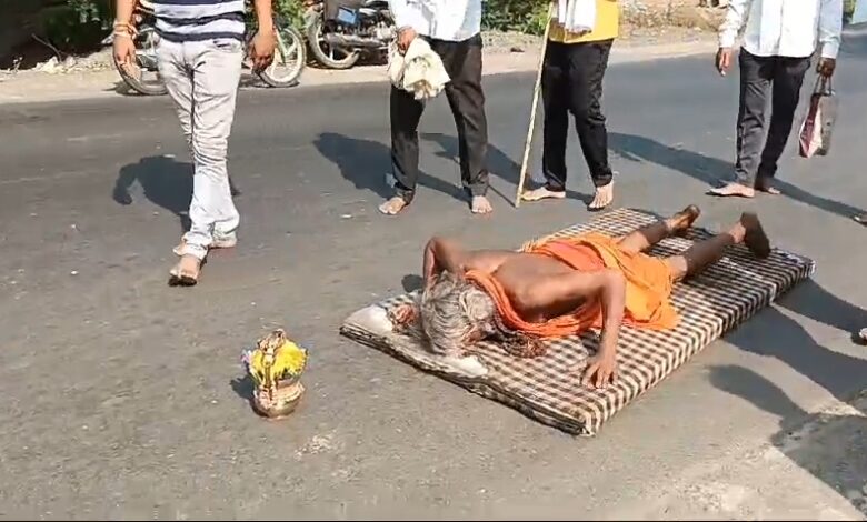 बड़वाह। भीषण गर्मी में माँ नर्मदा की दंडवत परिक्रमा कर रहे मोहन गिरीजी महाराज... 1 IMG 20240605 21571827
