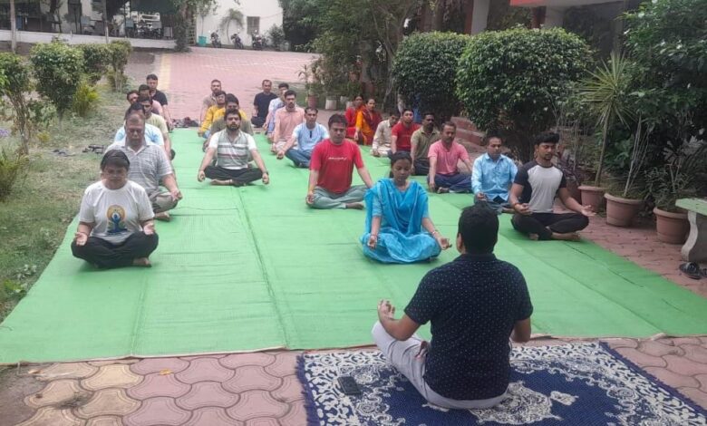 सेंधवा न्यायालय प्रांगण में ययोग दिवस मनाया 1 WhatsApp rrr