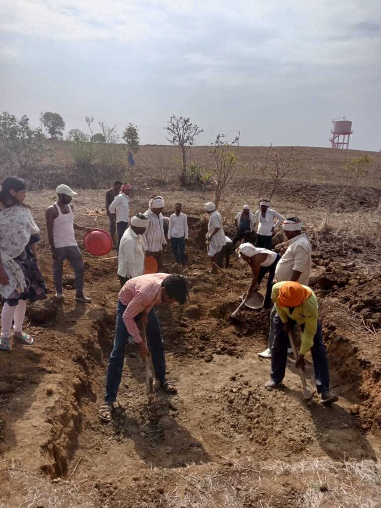 जल गंगा संवर्धन अभियान के तहत् एकतासा पंचायत में कंटूर ट्रेंच का हो रहा निर्माण 3 img 20240614 wa00477148603546619270484
