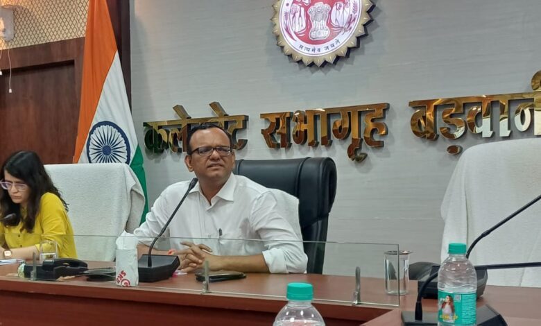 बड़वानी; सभी शासकीय विभाग के अधिकारी स्वयं एवं अपने अधीनस्थ अमले के साथ मिलकर करे पौधारोपण-कलेक्टर डॉ. राहुल फटिंग 1 9 5