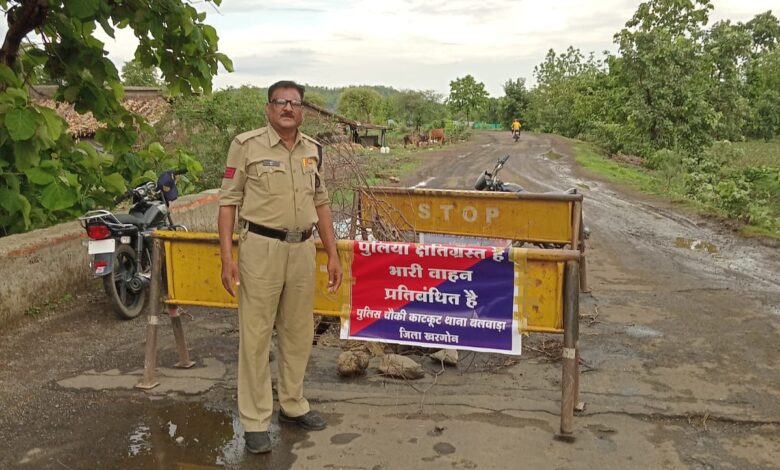 बड़वाह। ओखला के पास उदय नगर मार्ग की पुलिया के क्षतिग्रस्त होने पर भारी वाहनों पर लगाई रोक.... 1 IMG 20240630 WA0024