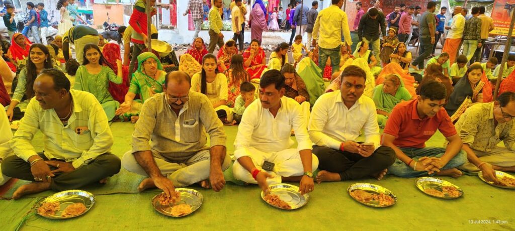 चाचरिया में शिव परिवार, श्री इच्छापूर्ति हनुमान और शिव परिवार के साथ मां कालिका की हुई प्राण प्रतिष्ठा, भंडारा प्रसादी लेने उमड़े श्रद्धालु 2 WhatsApp Image 2024 07 13 at 17.30.48 76d41781