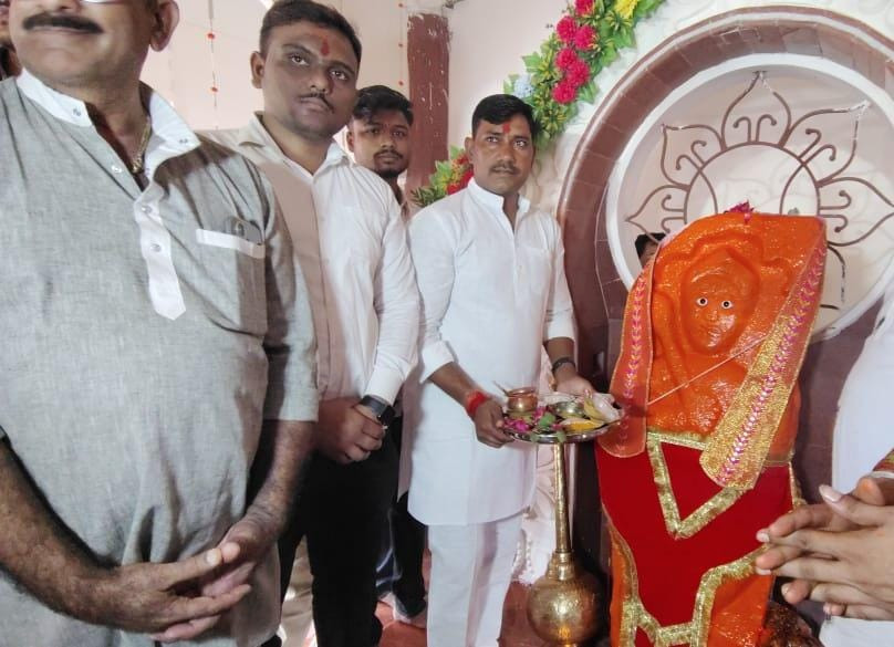चाचरिया में शिव परिवार, श्री इच्छापूर्ति हनुमान और शिव परिवार के साथ मां कालिका की हुई प्राण प्रतिष्ठा, भंडारा प्रसादी लेने उमड़े श्रद्धालु 4 WhatsApp Image 2024 07 13 at 17.30.49 dea15b25