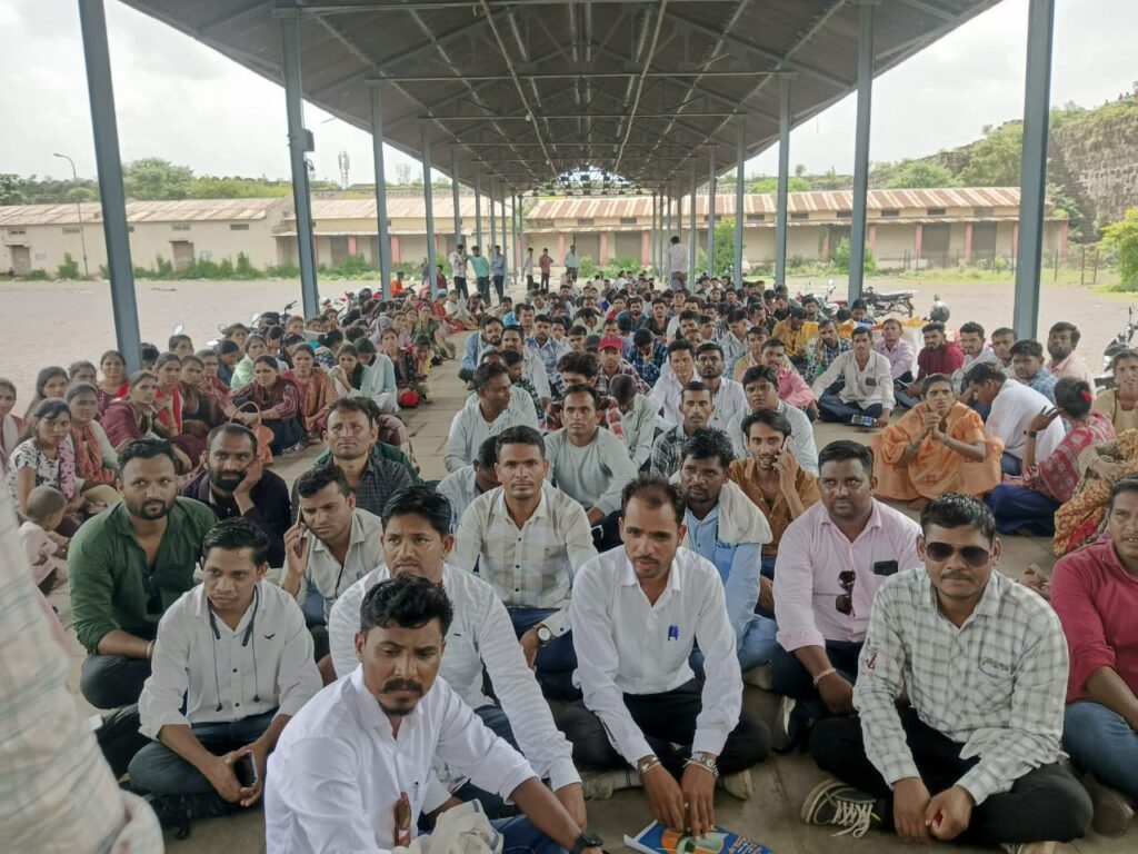 सेंधवा; मोबलाइजरों को सम्मानजनक वेतन 15 हजार रूपये दिया जाए, अजजा आयोग अध्यक्ष से की मांग 3 WhatsApp Image 2024 07 14 at 17.44.06 0f669b6e
