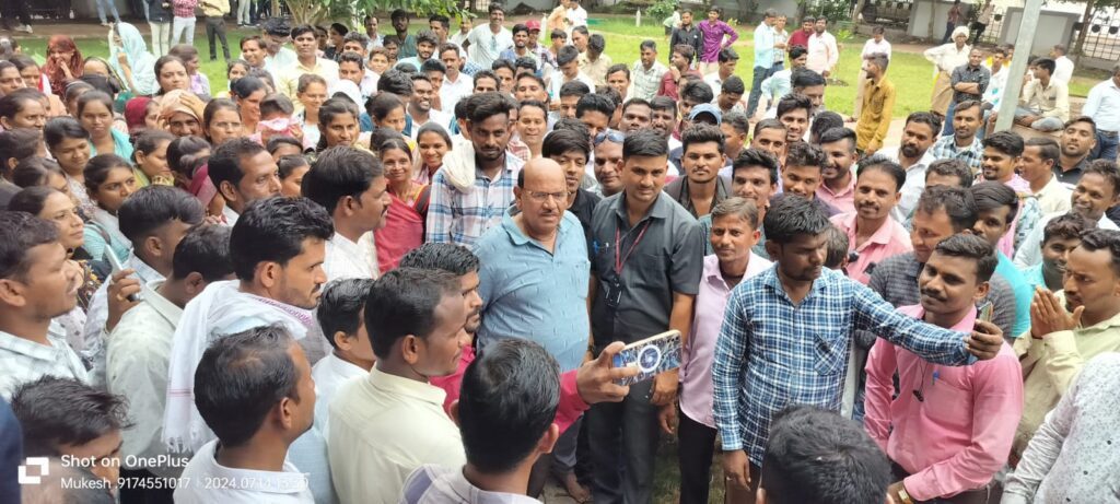 सेंधवा; मोबलाइजरों को सम्मानजनक वेतन 15 हजार रूपये दिया जाए, अजजा आयोग अध्यक्ष से की मांग 2 WhatsApp Image 2024 07 14 at 17.44.08 11283fb7