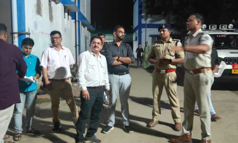 सेंधवा; आमजन एवं डॉक्टर्स की सुरक्षा को लेकर पुलिस व राजस्व की संयुक्त टीम ने किया निरीक्षण, दिए निर्देश 1 31sendhwa 03