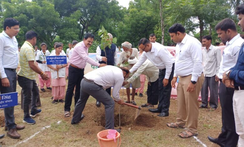 बड़वानी; कमिश्नर ने कुष्ठ अंतःवासियों एवं मनोरोगियों के साथ आशा आश्रय गृह में रोपा एक पेड़ मां के नाम 1 4 17