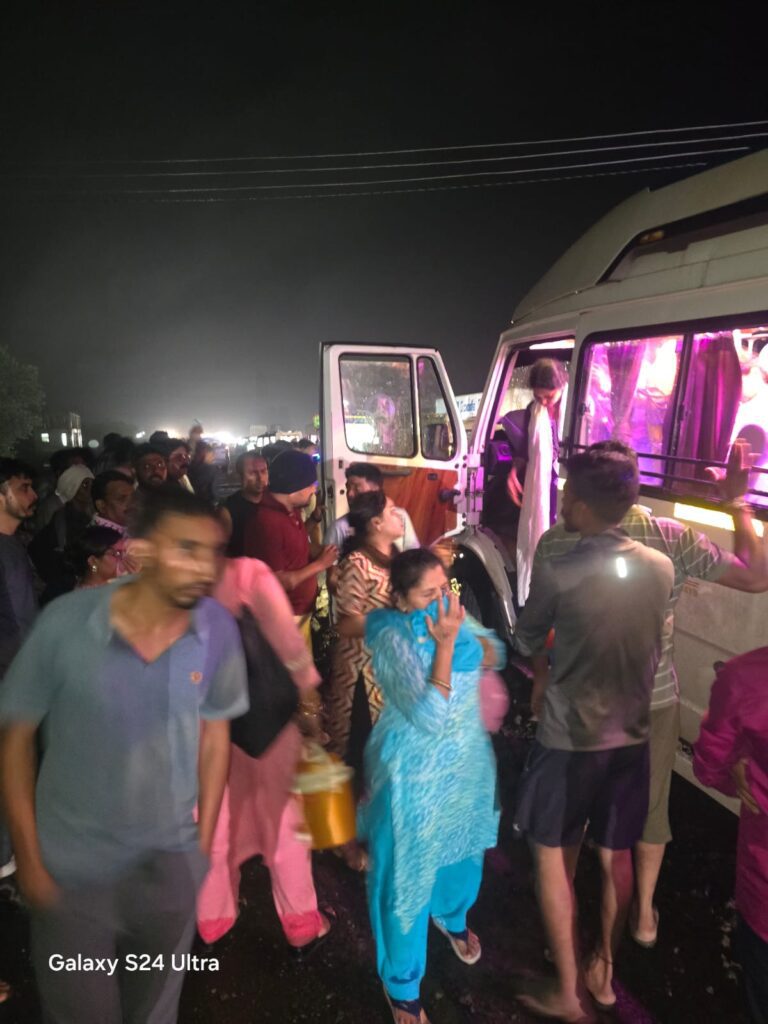 बड़वाह। निर्माणधीन हाईवे पर लगे मिट्टी के ढेर से टकराया ट्रेवल्स वाहन... तीन यात्री घायल... 2 IMG 20240827 WA0033 1