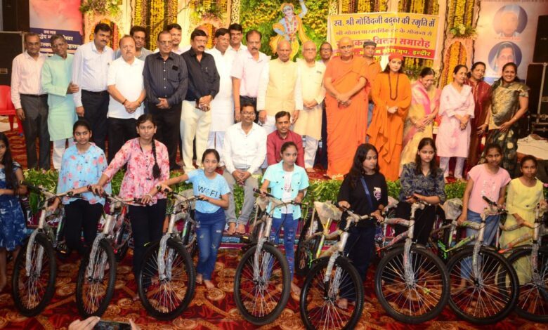 जरूरतमंद बालिकाओं को साइकिल वितरण समारोह अग्रसेन सोशल ग्रुप ने मनाया 25 वर्ष का सफर 1 IMG 20240830 WA01141