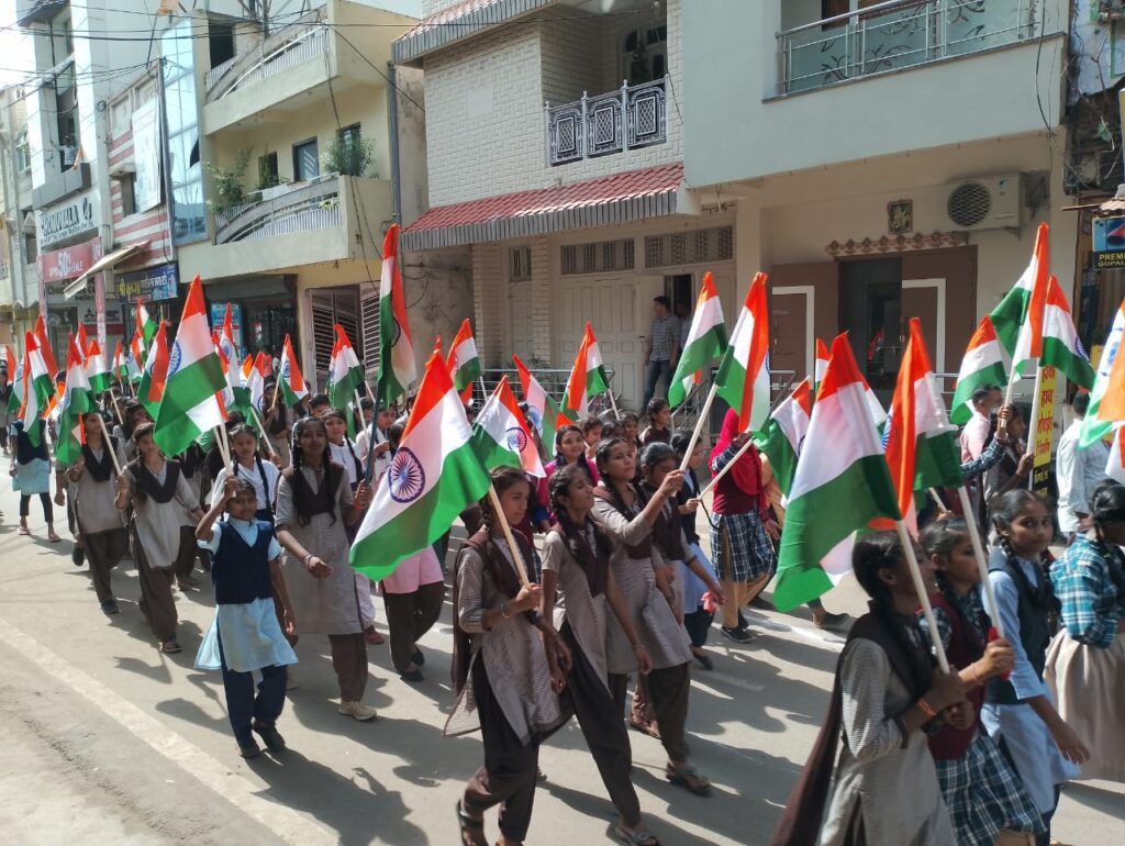 सेंधवा में नपा ने निकाली तिरंगा यात्रा, नपा अध्यक्ष ने जनता से की घर पर राष्ट्रीय ध्वज फहराने की अपील की 3 WhatsApp Image 2024 08 14 at 16.44.22 19254afd