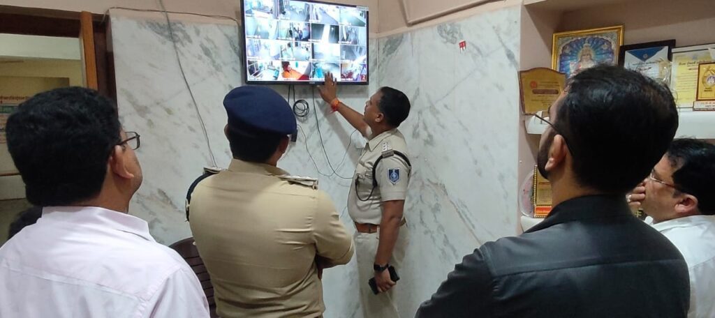 सेंधवा; आमजन एवं डॉक्टर्स की सुरक्षा को लेकर पुलिस व राजस्व की संयुक्त टीम ने किया निरीक्षण, दिए निर्देश 2 WhatsApp Image 2024 08 31 at 15.30.17 b9c337f6