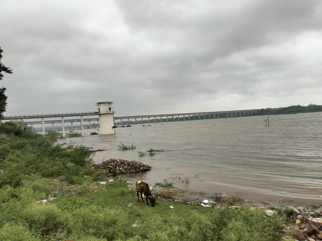 बड़वाह। ओंकारेश्वर डैम के 18 गेटों से दस हजार क्यूमेक्स छोड़ा जा रहा पानी, नर्मदा में स्नान एवं नौका संचालन पर लगाया प्रतिबंध,, 2 IMG 20240912 WA0003