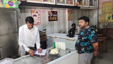 बड़वानी; पाटी की होटलों से लिए दूध, मावा और मिठाइयों के नमूने 2 03 1